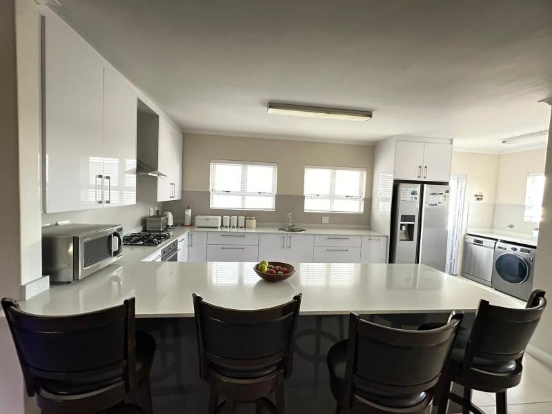 Immaculate 4 Bed House in Cape Town — отель с удобным расположением в Кейптауне