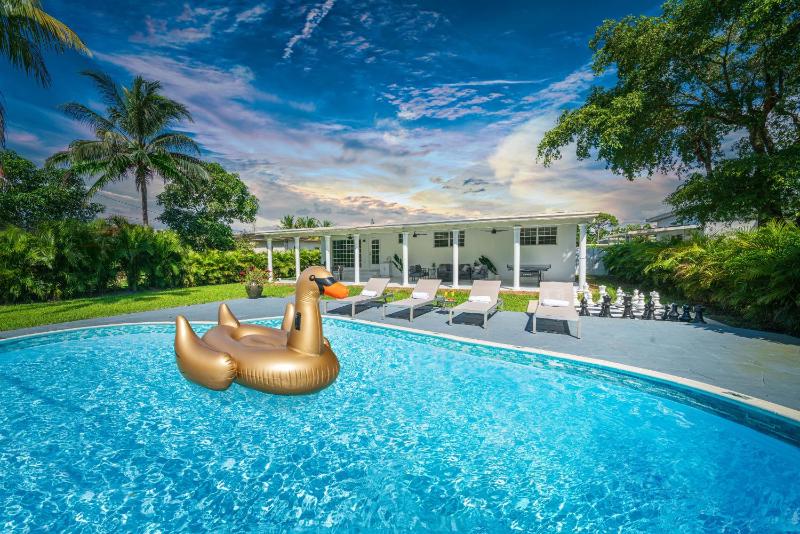 New Tropical Oasis Retreat in Miami — отель с удобным расположением в Майами