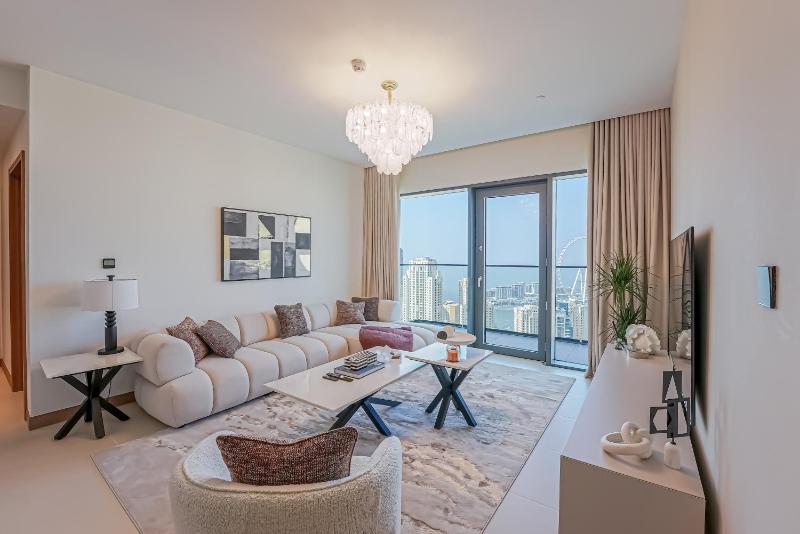 NEW Luxe 3BR in Vida Marina w/ Breathtaking Views — отель с удобствами в Дубае