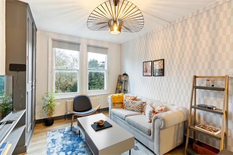 Cozy Retreat with a Balcony — отель с удобствами в Лондоне