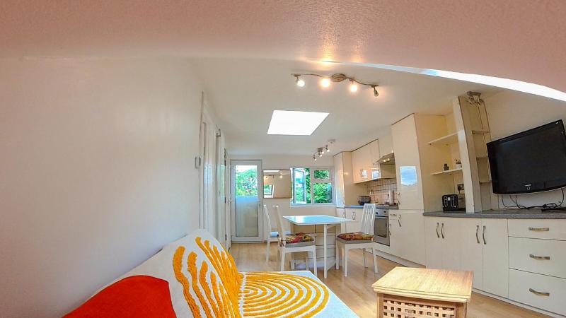 1 Bed Attic Flat with Easy Reach to City Centre — отель с удобным расположением в Лондоне