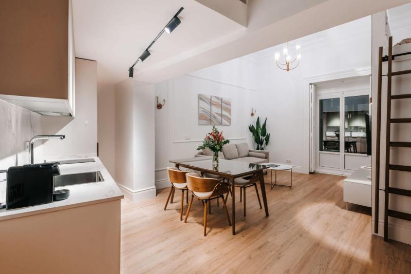 Цены на Stunning Apartment near Gran Via Metro в Мадриде