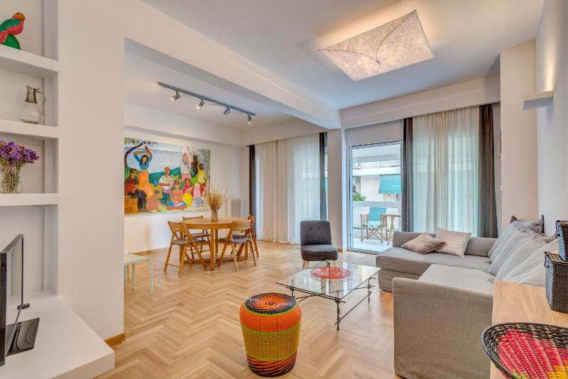 Modern Apartment in Acropolis Area — забронировать отель в Афины