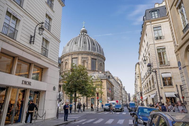 Цены на Apartment in Rue Saint-Honore в Париже