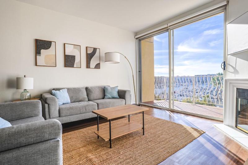 Bright and Spacious 2 BDR and 2 BTH Marina Views — отель с удобствами в Лос-Анджелесе