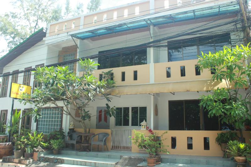 Naithon Beach Villa — отель с удобным расположением в Пхукете