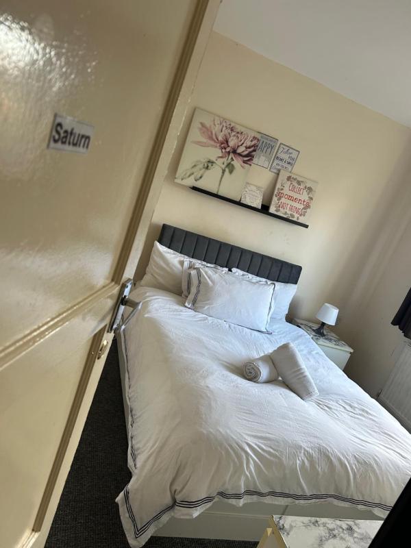 Bright Master Bedroom Saturn — отель с удобным расположением в Лондоне