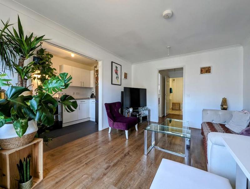 Large, plant filled flat with balcony — отзывы гостей и цены