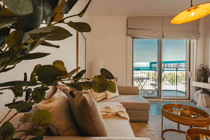 Voyage's Stylish 1br At Waters Edge — забронировать отель в Абу