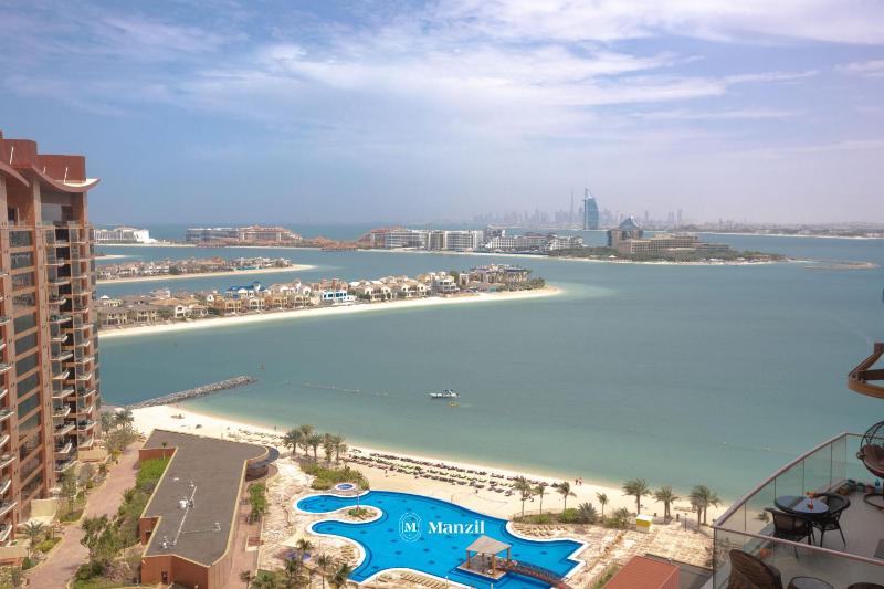 Manzil - 3BR in Palm Jumeirah with Private Beach Access & Sea View — забронировать отель в Дубае