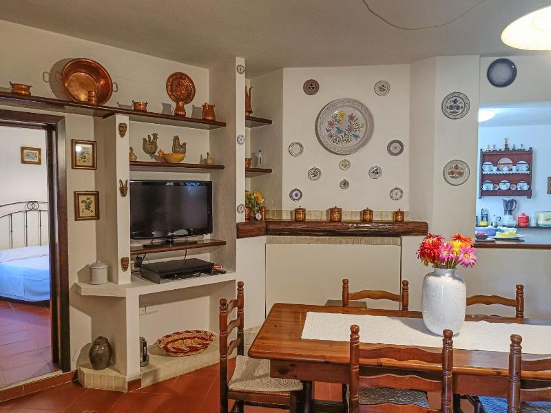 Alice e Silvia House a Chia - Elegante appartamento con giardino