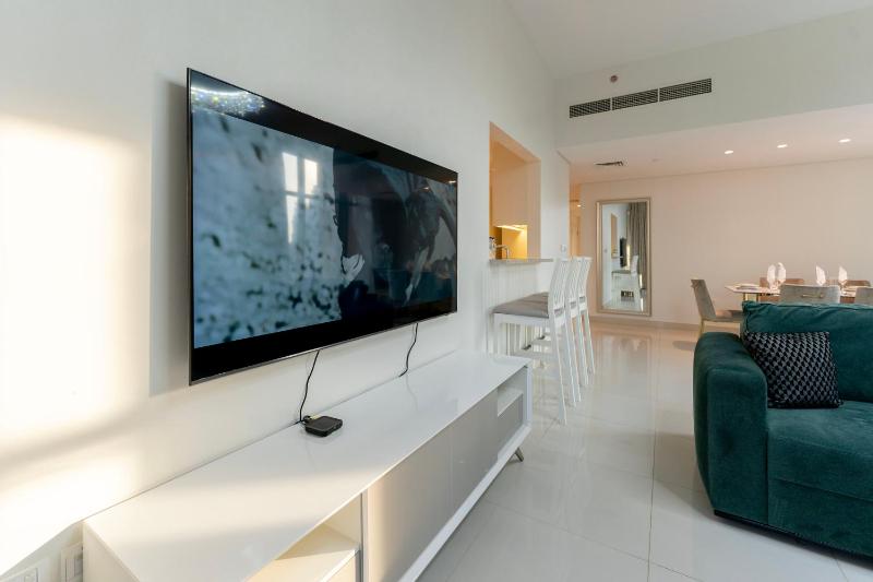 Tranquil Heights: A 2BR Escape in the Heart of Blvd Crescent Tower — комфортный отель в Дубае