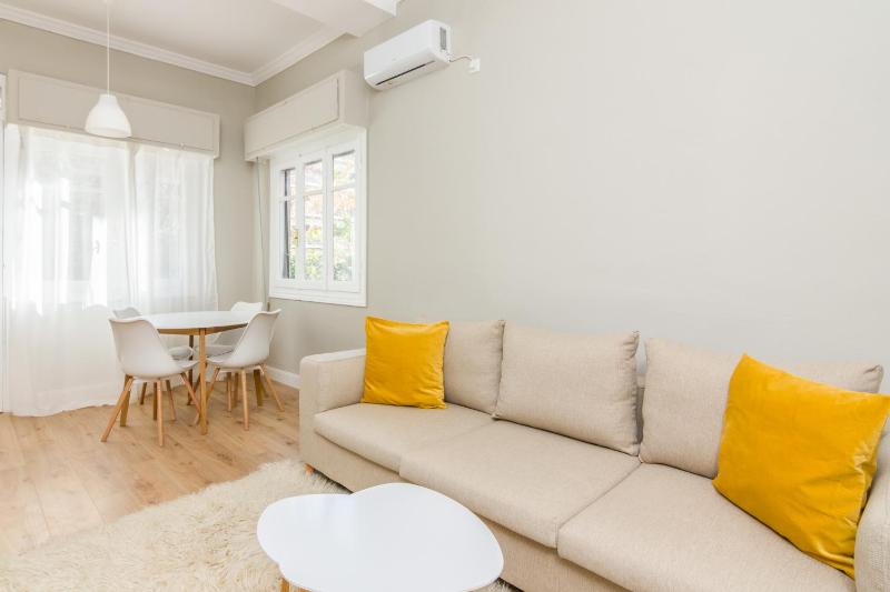 Great house w/ private parking — забронировать отель в Афины