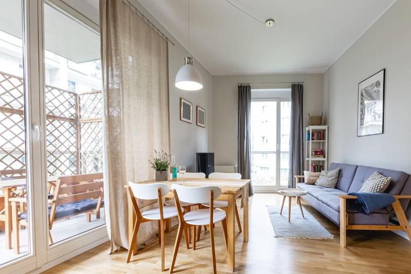 Bright and cozy apartment near park, with a huge terrace. — комфортный отель в Варшаве
