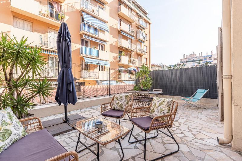 Large Terrace 1 Bdr near Garibaldi Square — отзывы гостей и цены