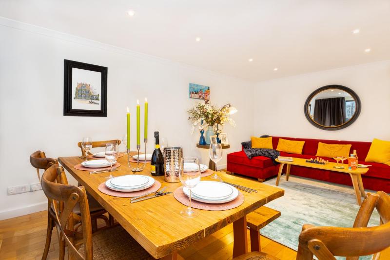 Цены на Immense Gorgeous 2BR wBalcony & Office in Chelsea в Лондоне