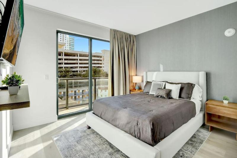 Your Intimate Brickell Studio with Private Balcony — отель с удобным расположением в Майами