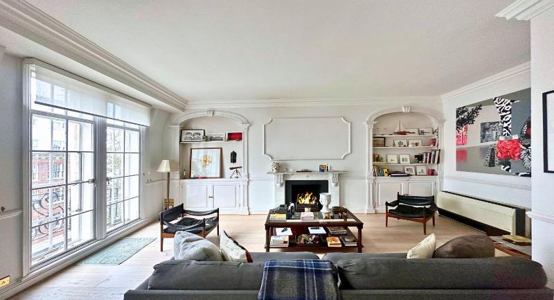 Spacious and beautiful flat in Mayfair, Berkeley St — отель с удобным расположением в Лондоне