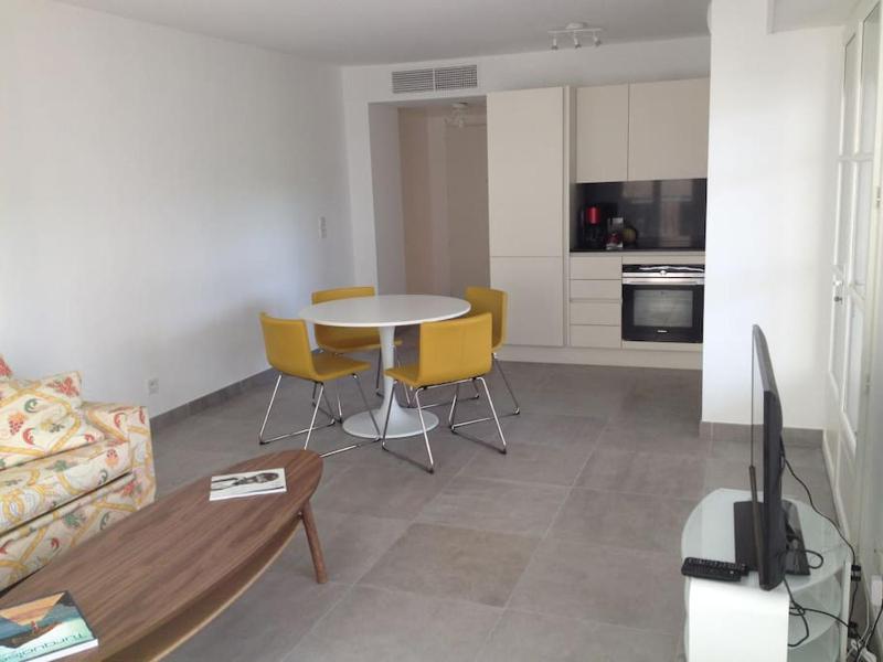 New development Place des Lices — отель в Сент-Тропезе, Франция