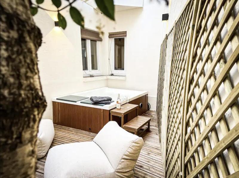 Suite luxueuse avec jardin privatif et jacuzzi — забронировать отель в Париже