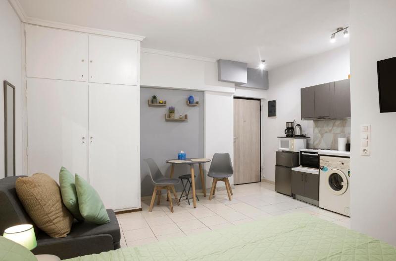Megaro Moussikis semi-basement flat for 2 persons — отель с удобным расположением в Афины