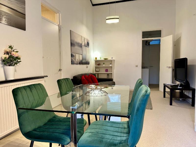 2 bed flat in Chiswick — забронировать отель в Лондоне