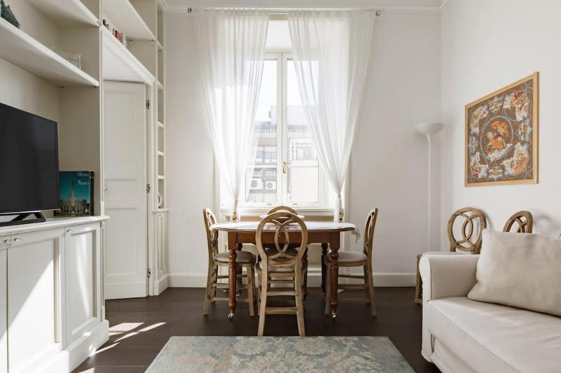Re-Imagined Apartment in Historical Building — отель с удобным расположением в Риме