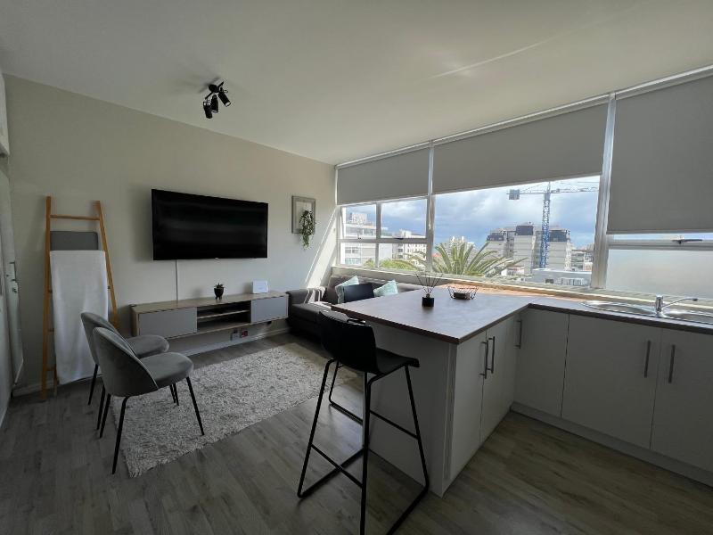 Цены на Sunny Studio Retreat in Tranquil Sea Point Locale в Кейптауне