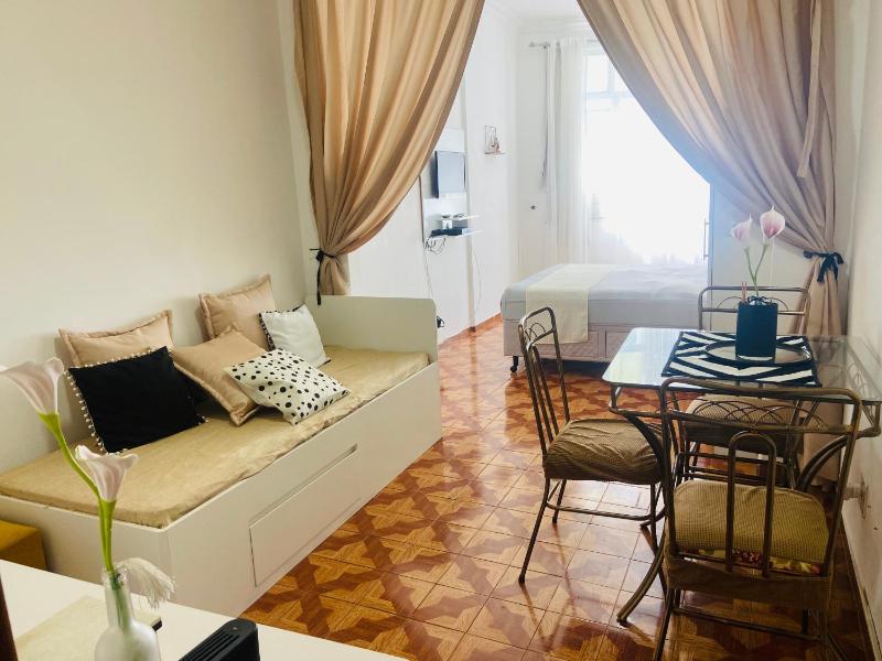 Studio completo ao lado da praia de Copacabana com ar, duas camas, wifi, canais a cabo, ate 3 pessoas, pauloangerami DF125 — отель в Рио, Бразилия