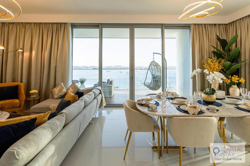 Capital Stay - 4 Bed Apt in Beachfront Palm Jumeriah — отель с удобствами в Дубае