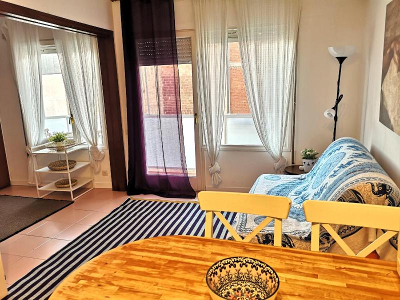 Цены на Aparteasy - Lightly, quiet, and central apartment with balcony в Барселоне