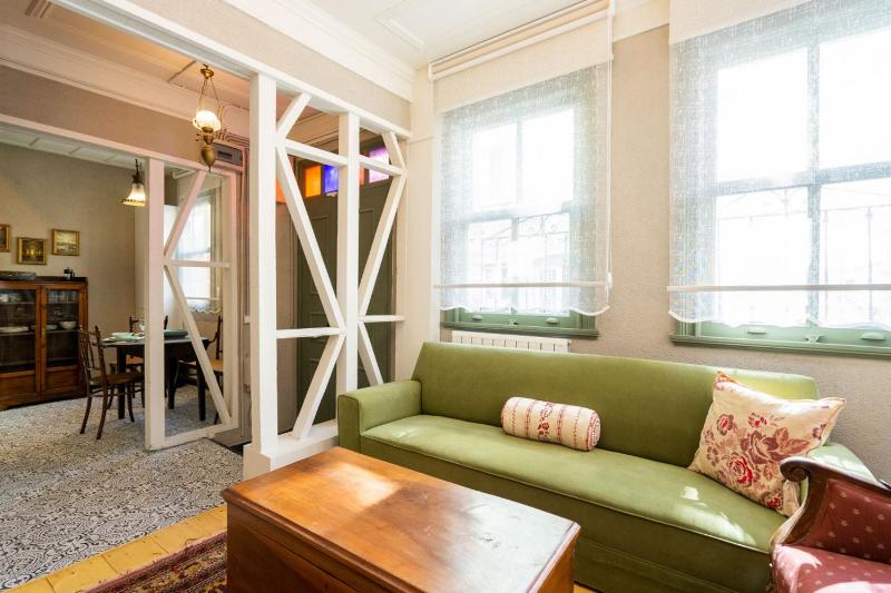 Classy Duplex Apartment w Balcony Near Golden Horn — забронировать отель в Стамбуле