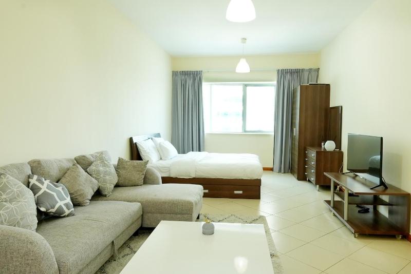 Brown Stone Holiday Homes Marina D3 — отель с удобным расположением в Дубае