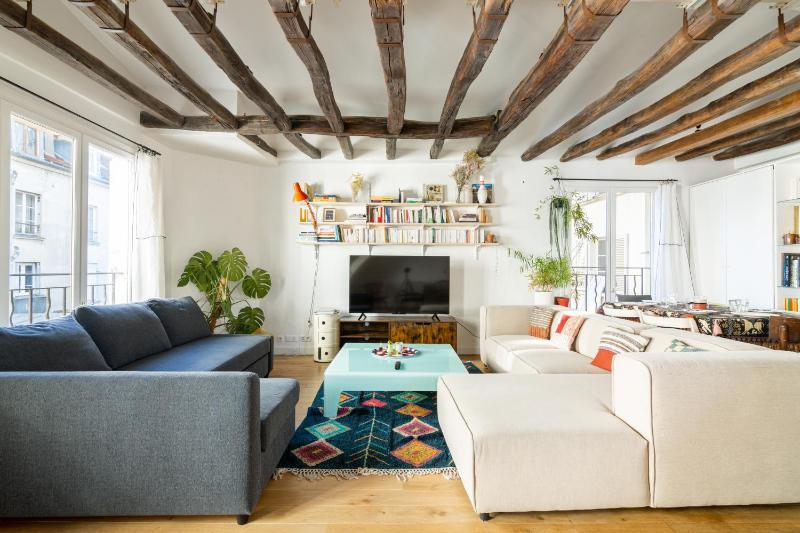 Цены на Luxurious 2 Bedroom Canal Saint Martin Saint Lazare в Париже