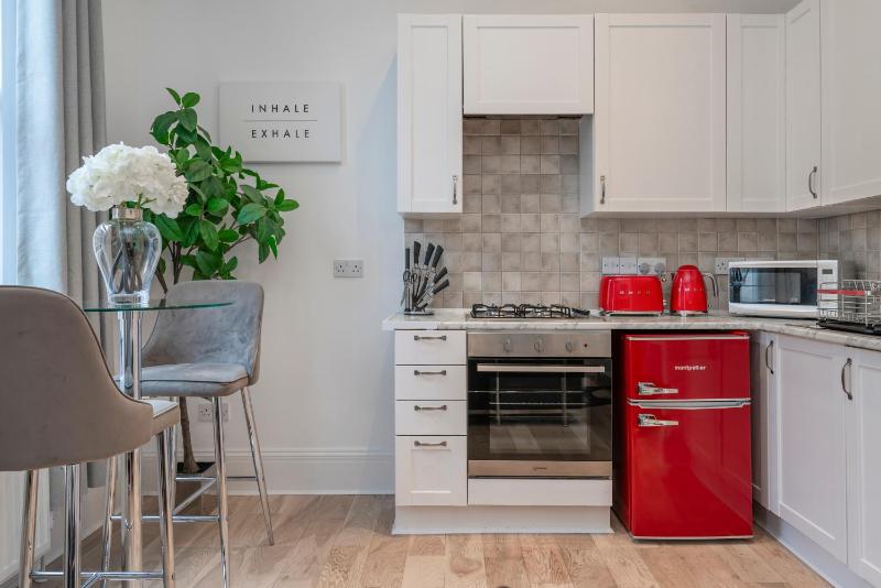 Stunning 1 bed flat in the heart of Little Venice — отель с удобствами в Лондоне