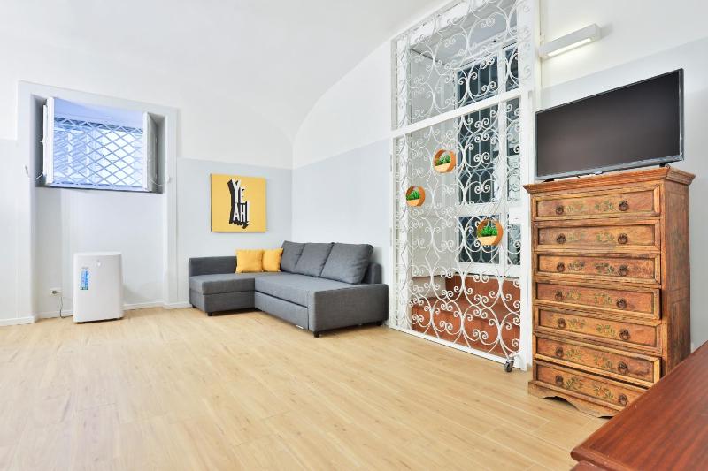 Urban Living in Chiaia - Close to Grenoble — отель с удобным расположением в Неаполе