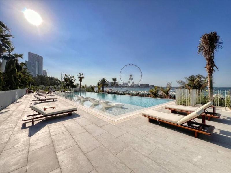 Delightful 1BR in JBR with Beach Access — отель с удобным расположением в Дубае