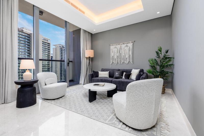 Maison Privee - Classy Urban Retreat with Amazing Dubai Canal Views — отель с удобствами в Дубае