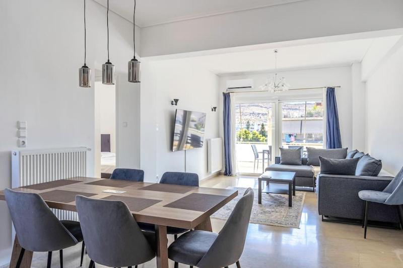 Цены на Charming 2 Bdrm Glyfada Getaway в Афины