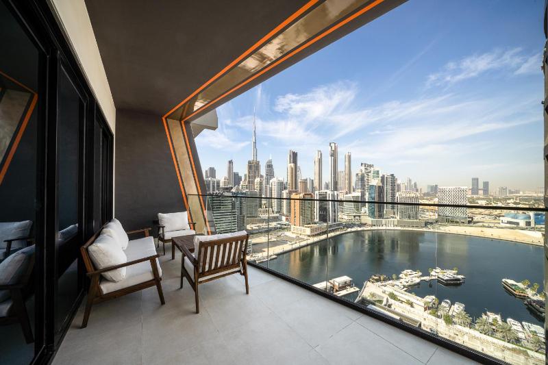 ALH Vacay - Canal View 2 Bedrooms with Private Jacuzzi — отель с удобствами в Дубае