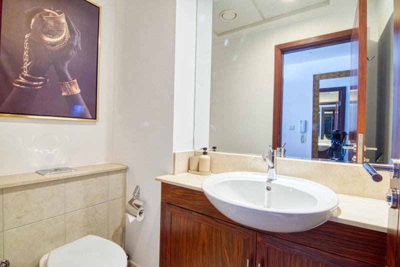 Цены на Superb 1-Bedroom apartment with full Burj Khalifa View - 5-min walk to Dubai Mall в Дубае