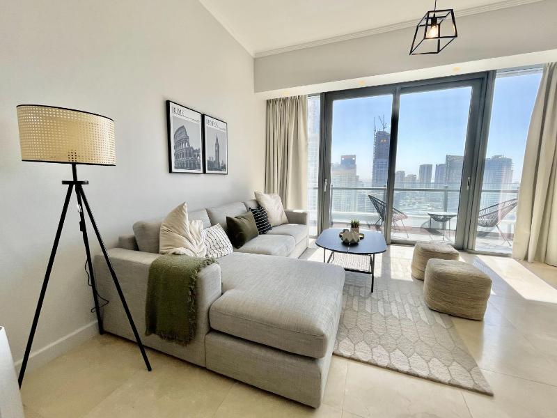 Luxurious Apt with stunning Marina View - Balcony — отель с удобным расположением в Дубае