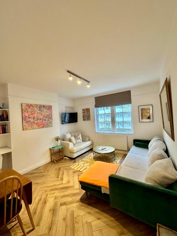 Цены на Bright and Airy Two Bedroom Apartment в Лондоне