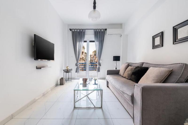 Luminous and Calm 2 BR Apt 7 minutes to Metro in Koukaki — комфортный отель в Афины
