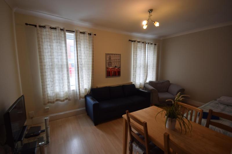 Two Bedroom Flat St Andrews Road — забронировать отель в Лондоне