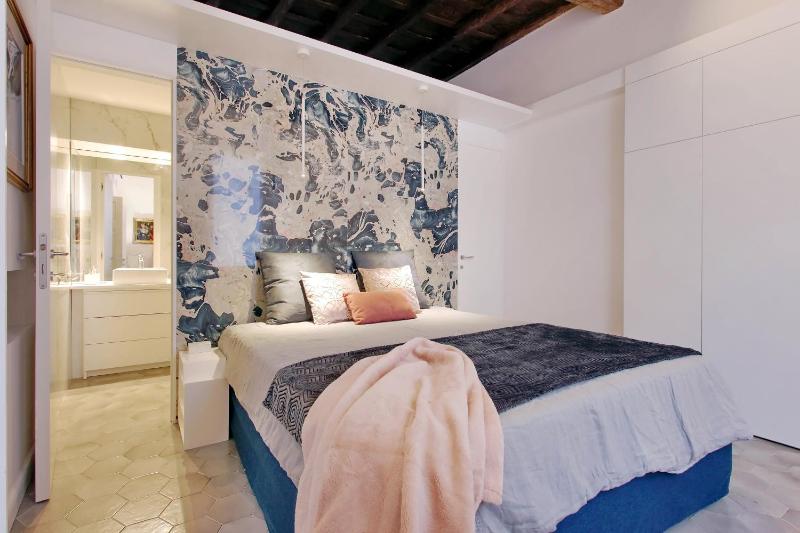 Цены на Luxury apartment in Rione Monti в Риме