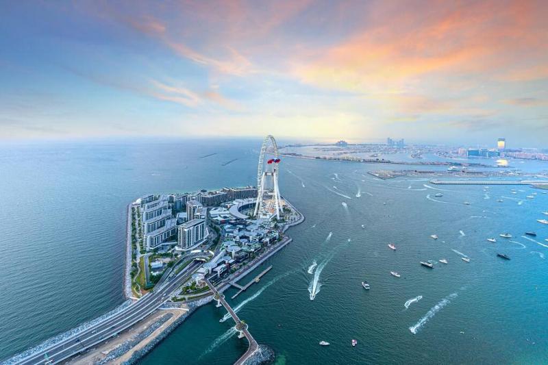 Sea view 5-star hotel residence building, Sleeps 5 & Private beach — отель с удобствами в Дубае