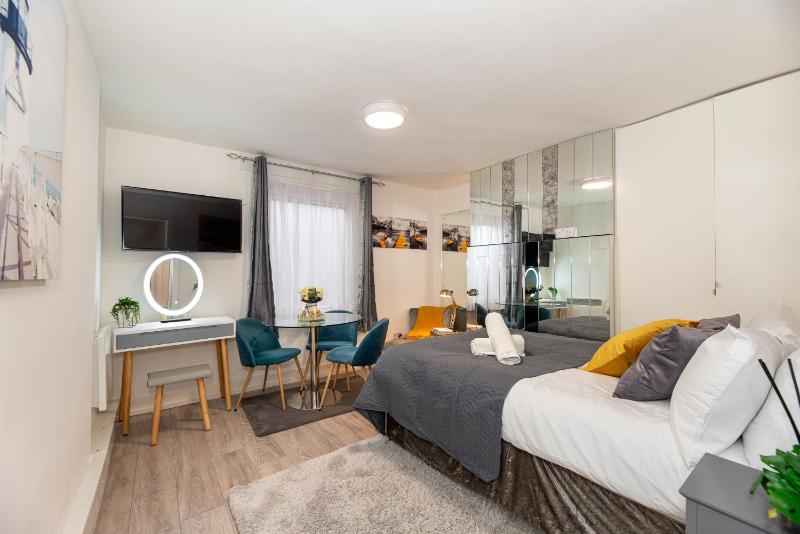 Chic Studio Apartment, Bus 18 to Euston in 30 min. — забронировать отель в Лондоне