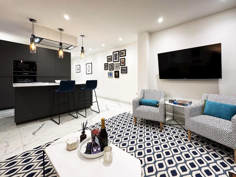 Nancys Place in Notting Hill hosted by AirOperate — отель с удобствами в Лондоне