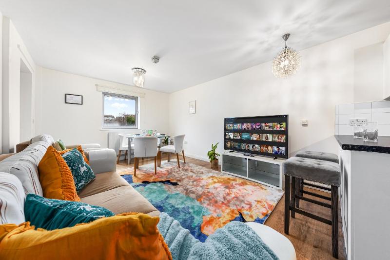 Modern Spacious 1 Bedroom Flat in Camden — отель с удобным расположением в Лондоне